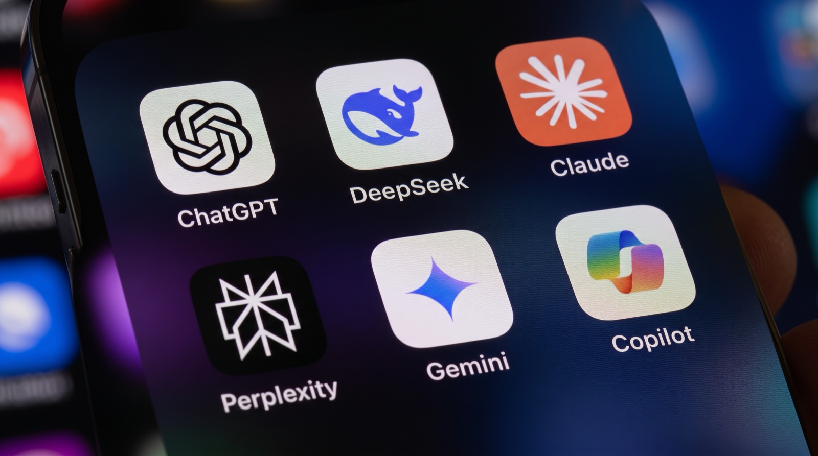 Smartphone-Bildschirm mit den App-Symbolen von ChatGPT, DeepSeek, Claude, Perplexity, Gemini und Copilot