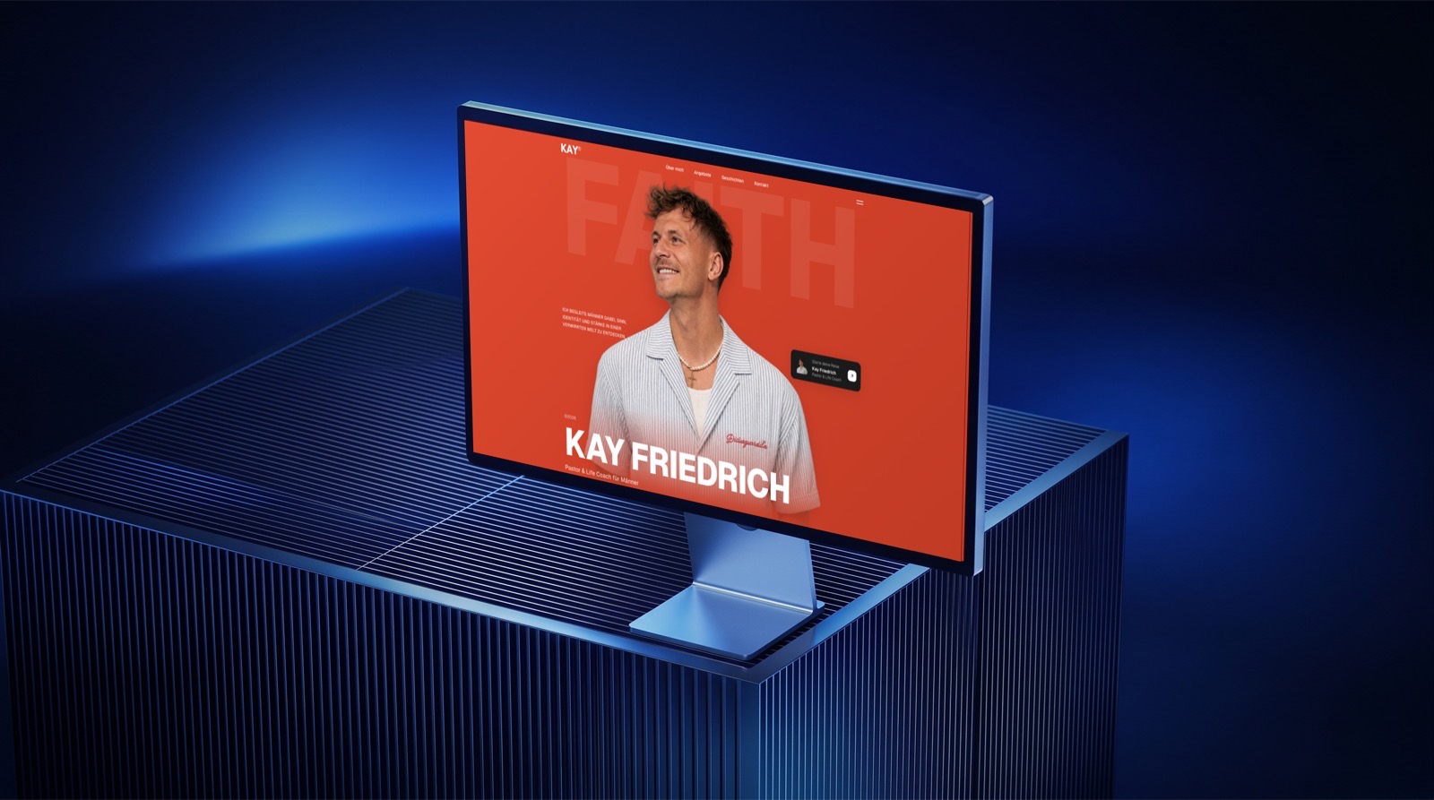 Website-Mockup auf einem Monitor: Startseite eines Coaches mit großem Portrait und Navigation