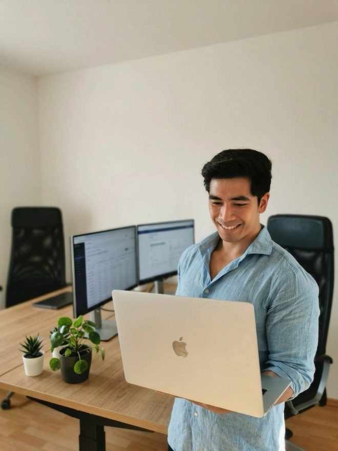 Hoang Ha Vu mit Laptop im Studio in Wiesbaden